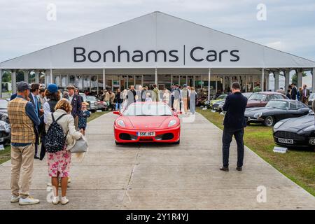 Goodwood, Royaume-Uni. 7 septembre 2024. Le renouveau de Goodwood - la seule rencontre historique de course automobile à être entièrement organisée dans un thème d'époque, une célébration immersive des voitures emblématiques et de la mode. Crédit : Guy Bell/Alamy Live News Banque D'Images