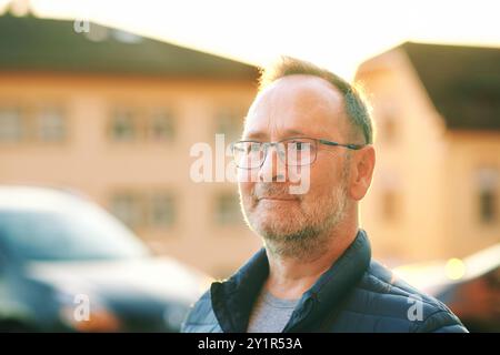 Portrait en gros plan extérieur d'un homme de 50 à 55 ans portant des lunettes Banque D'Images