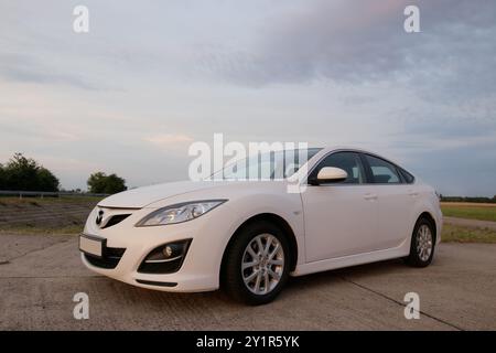 Prague, république tchèque - 20 juillet 2021 : voiture blanche Mazda 6 gh berline garée sur une route bétonnée Banque D'Images