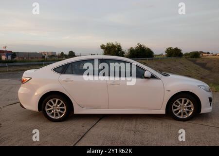 Prague, république tchèque - 20 juillet 2021 : la berline Mazda 6 gh blanche est garée dans un terrain vide Banque D'Images