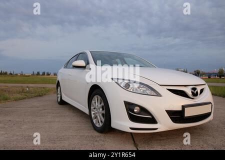 Prague, république Tchèque - 20 juillet 2021 : berline Mazda 6 gh blanche garée sur une surface en béton Banque D'Images