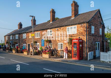 Le pub Hatton Arms dans la campagne de Stretton près de Warrington baignait dans le soleil du soir. Banque D'Images