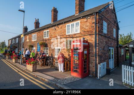 Le pub Hatton Arms dans la campagne de Stretton près de Warrington baignait dans le soleil du soir. Banque D'Images