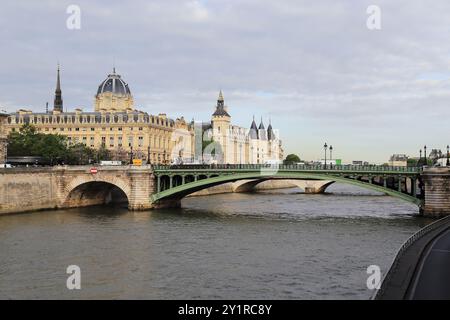 PARIS, FRANCE - 13 MAI 2015 : vue de la partie centrale de l'île Cité avec la Conciergerie et le Palais de Justice. Banque D'Images