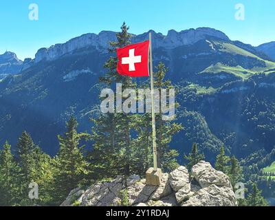 Appenzell Themenbild - Berggasthaus Aescher im Alpstein, Region Appenzell, Appenzellerland, Innerrhoden Themenbild - Berggasthaus Aescher im Alpstein, Region Appenzell im Alpstein, Appenzellerland, Innerrhoden Die schweizer Nationalflagge, Flagge weht im Wind. DAS berühmte Berggasthaus Aescher im Appenzellerland im Alpsteinmassiv, im Kanton Appenzell. DAS im Jahre 1846 erbaute Berggasthaus Aescher auf 1454 m liegt im Schweizer Kanton Appenzell Innerrhoden im Bezirk Schwende- Featurebild, Symbolbild, Themenbild *** Appenzell thème photo montagne auberge Aescher dans l'Alpstein, région Appenzell, Appenzellerl Banque D'Images