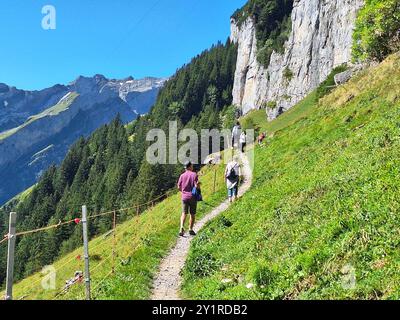 Appenzell Themenbild - Berggasthaus Aescher im Alpstein, Region Appenzell, Appenzellerland, Innerrhoden Themenbild - Berggasthaus Aescher im Alpstein, Region Appenzell, Appenzellerland, Innerrhoden Wandern unterhalb des Berggasthauses Aescher. DAS berühmte Berggasthaus Aescher im Appenzellerland im Alpsteinmassiv, im Kanton Appenzell. DAS im Jahre 1846 erbaute Berggasthaus Aescher auf 1454 m liegt im Schweizer Kanton Appenzell Innerrhoden im Bezirk Schwende- Featurebild, Symbolbild, Themenbild *** Appenzell thème photo montagne auberge Aescher dans l'Alpstein, région Appenzell, Appenzel Banque D'Images