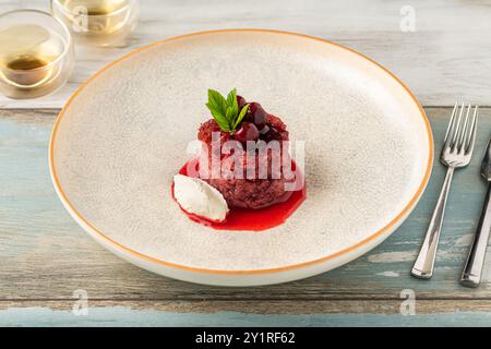 Pain aux cerises kadayif (ekmek kadayifi) avec crème caillée de buffle sur une table en bois Banque D'Images