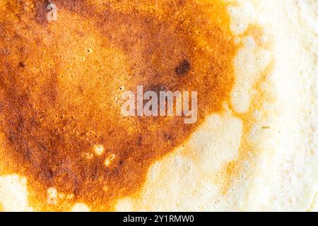 Fond, texture de crêpe, gros plan de crêpe grillée. Photo de haute qualité Banque D'Images