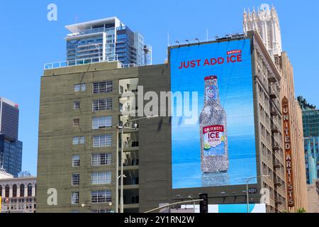 SMIRNOFF ICE, campagne murale Billboard. Smirnoff est une marque de vodka détenue et produite par la société britannique Diageo Banque D'Images