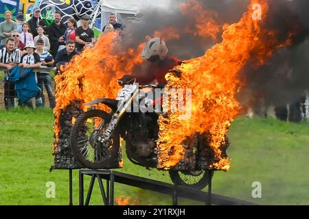 Dorchester, Dorset, Royaume-Uni. 8 septembre 2024. Un pilote de l'Imps Motorcycle Display Team traverse le feu dans le ring principal au Dorset County Show à Dorchester dans le Dorset par temps couvert. Crédit photo : Graham Hunt/Alamy Live News Banque D'Images