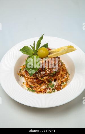 Spaghetti alla Bolognese au basilic et parmesan Banque D'Images