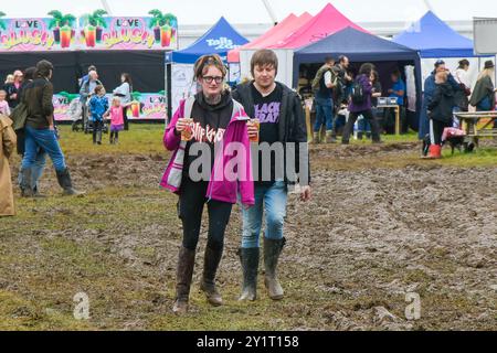Dorchester, Dorset, Royaume-Uni. 8 septembre 2024. Météo Royaume-Uni : les visiteurs du Dorset County Show à Dorchester dans le Dorset pataugeaient dans la boue épaisse après de fortes pluies ont saturé le sol hier et pendant la nuit. Crédit photo : Graham Hunt/Alamy Live News Banque D'Images