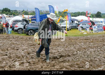 Dorchester, Dorset, Royaume-Uni. 8 septembre 2024. Météo Royaume-Uni : les visiteurs du Dorset County Show à Dorchester dans le Dorset pataugeaient dans la boue épaisse après de fortes pluies ont saturé le sol hier et pendant la nuit. Crédit photo : Graham Hunt/Alamy Live News Banque D'Images