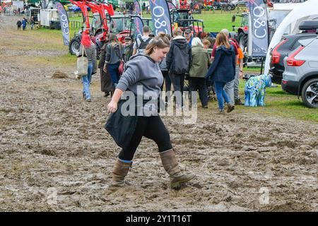 Dorchester, Dorset, Royaume-Uni. 8 septembre 2024. Météo Royaume-Uni : les visiteurs du Dorset County Show à Dorchester dans le Dorset pataugeaient dans la boue épaisse après de fortes pluies ont saturé le sol hier et pendant la nuit. Crédit photo : Graham Hunt/Alamy Live News Banque D'Images