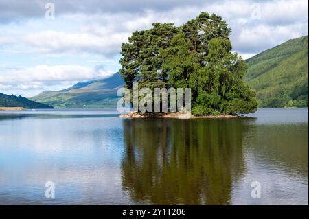 Priory Island près de Kenmore sur le Loch Tay à Perth et Kinross, en Écosse, en été avec un ciel bleu et des nuages blancs Banque D'Images