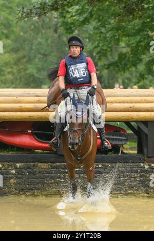 Defender Burghley Horse Trials 2024. XC-CC5 Cross Country, samedi 7 septembre 2024. Andrew Heffernan (NED) sur Harthill Phantom Jumping au Defe Banque D'Images