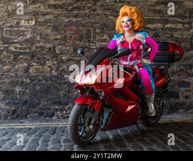 L'artiste Ginger Johnson sur une moto au Edinburgh Festival Fringe, Écosse, Royaume-Uni Banque D'Images