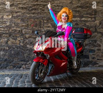 L'artiste Ginger Johnson sur une moto au Edinburgh Festival Fringe, Écosse, Royaume-Uni Banque D'Images