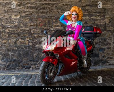 L'artiste Ginger Johnson sur une moto au Edinburgh Festival Fringe, Écosse, Royaume-Uni Banque D'Images