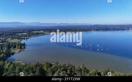 Prog Heinrich, Bayern, Deutschland 07. Septembre 2024 : Ein Sommertag BEI Heinrich Landkreis Bad Tölz-Wolfratshausen. Hier der Blick per Drohne auf den Starnberger See und der Alpenkette im Hintergrund mit der Zugspitze, rechts im Bild Seeshaupt, einige Segelboote auf dem See *** St Heinrich, Bavière, Allemagne 07 septembre 2024 Une journée d'été près du quartier de St Heinrich Bad Tölz Wolfratshausen Voici la vue par drone du lac Starnberg et de la chaîne alpine en arrière-plan avec le Zugspitze, sur le Zugspitze, sur la droite sur le lac Sept, quelques voiliers Banque D'Images