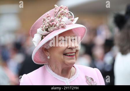 Photo du dossier datée du 29/05/19 de la défunte reine Elizabeth II lors d'une fête du jardin royal au palais de Buckingham à Londres. La famille royale a rendu hommage à la défunte reine Elizabeth II à l'occasion du deuxième anniversaire de sa mort. Le compte officiel de la monarchie sur les réseaux sociaux a publié une photographie, prise par le photographe de l'AP Yui Mok, sur X de la défunte reine, dans un chapeau rose et une tenue assortie, souriant à une fête d'été dans le jardin du palais de Buckingham en 2019, aux côtés des mots : « se souvenir de la reine Elizabeth II, 1926-2022 ». Date d'émission : dimanche 8 septembre 2024. Banque D'Images