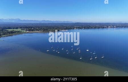 Prog Heinrich, Bayern, Deutschland 07. Septembre 2024 : Ein Sommertag BEI Heinrich Landkreis Bad Tölz-Wolfratshausen. Hier der Blick per Drohne auf den Starnberger See und der Alpenkette im Hintergrund mit der Zugspitze, rechts die Ortschaft Seeshaupt, Segelboote *** St Heinrich, Bavière, Allemagne 07 septembre 2024 Une journée d'été près du quartier St Heinrich Bad Tölz Wolfratshausen Voici la vue par drone du lac Starnberg et de la chaîne alpine en arrière-plan avec le Zugspitze, à droite le village de Seeshaupt, voiliers Banque D'Images