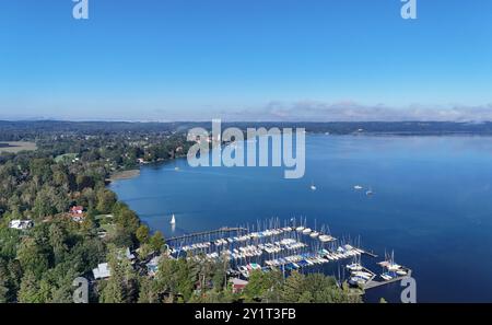 Seeshaupt, Bayern, Deutschland 07. Septembre 2024 : Ein Sommertag BEI Seeshaupt Landkreis Weilheim-Schongau. Hier der Blick per Drohne auf den Starnberger See, ein Yachthafen mit vielen Segelbooten u.r. *** Seeshaupt, Bavière, Allemagne 07 septembre 2024 Une journée d'été près du quartier Seeshaupt Weilheim Schongau Voici la vue par drone sur le Starnberger See, une marina avec de nombreux voiliers u R Banque D'Images