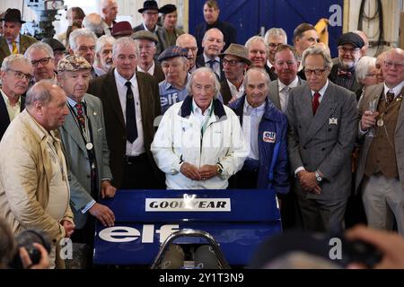 Le duc de Richmond (deuxième à partir de la droite) organise une cérémonie d'ouverture pour marquer le déménagement réussi de Tyrrell Shed après qu'il a été sauvé de la démolition plus tôt cette année, il est rejoint par Sir Jackie Stewart (au centre) et Martin Brundle (troisième à partir de la gauche) aux côtés d'anciens membres de l'équipe de course Tyrrell au Goodwood Revival sur le Goodwood Motor circuit de West Sussex. Date de la photo : dimanche 8 septembre 2024. Le Goodwood Revival est la plus grande course automobile historique au monde, et le seul événement sportif de ce genre entièrement organisé sur un thème d'époque. Cette année, le renouveau marque la première fois Banque D'Images