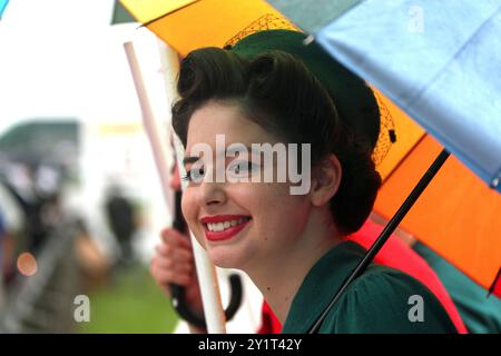 Goodwood, West Sussex, Royaume-Uni. 8 septembre 2024. Des parapluies sont nécessaires aujourd'hui au Goodwood Revival à Goodwood, West Sussex, Royaume-Uni. © Malcolm Greig/Alamy Live News Banque D'Images