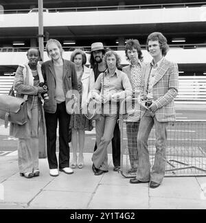 NOIR ET BLANC photo du 12/07/73 du groupe pop Blue Mink comprenant Roger Cook (portant un chapeau) et Madeline Bell (à gauche) quittant Londres pour Los Angeles, et le début d'une tournée de deux semaines. Le bassiste Herbie Flowers (deuxième à droite) est décédé à l'âge de 86 ans confirmé par des membres de sa famille proche sur Facebook. Date d'émission : dimanche 8 septembre 2024. Banque D'Images