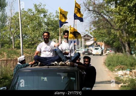 Srinagar, Jammu-et-Kahmir, Inde. 8 septembre 2024. Muddasir Hassan, le candidat du Parti AAM Aadmi (AAP) pour le segment de l'Assemblée Rajpora, a annoncé une vision audacieuse visant à briser l'emprise de la politique traditionnelle et dynastique dans la région. En tant que nouveau visage dans le paysage politique, Hassan s’est engagé à donner la priorité aux vœux de l’AAP pour mettre fin à la politique dynastique dans une nouvelle ère de gouvernance transparente dans le district de Rajpora Pulwama Sud-Cachemire. (Crédit image : © Nisar ul Haq Allaie/Pacific Press via ZUMA Press Wire) USAGE ÉDITORIAL SEULEMENT! Non destiné à UN USAGE commercial ! Banque D'Images