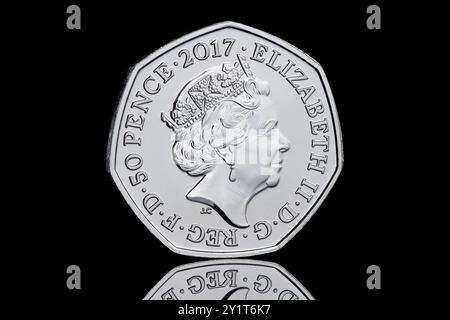 La face avers d'une pièce Peter Rabbit 50p. Ceci est le 5ème portrait de pièce de la reine Elizabeth II & conçu par Jody Clark Banque D'Images