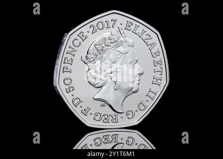 La face avers d'une pièce Peter Rabbit 50p. Ceci est le 5ème portrait de pièce de la reine Elizabeth II & conçu par Jody Clark Banque D'Images