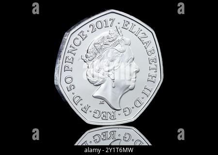 La face avers d'une pièce Peter Rabbit 50p. Ceci est le 5ème portrait de pièce de la reine Elizabeth II & conçu par Jody Clark Banque D'Images