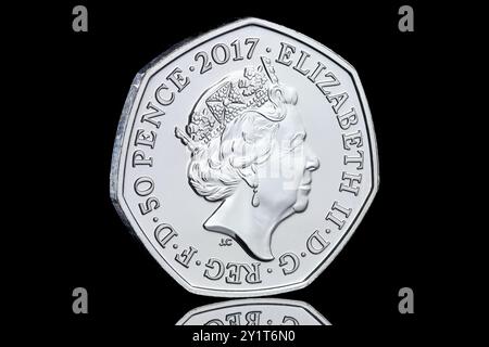 La face avers d'une pièce Peter Rabbit 50p. Ceci est le 5ème portrait de pièce de la reine Elizabeth II & conçu par Jody Clark Banque D'Images