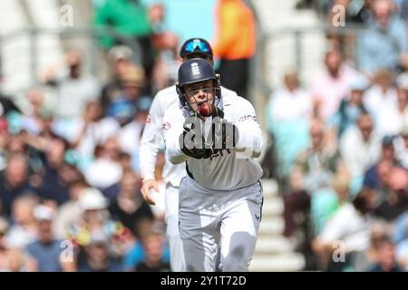 Jamie Smith, de l'Angleterre, surprend Asitha Fernando, du Sri Lanka, lors du troisième jour de Rothesay test match Angleterre - Sri Lanka au Kia Oval, Londres, Royaume-Uni, 8 septembre 2024 (photo de Mark Cosgrove/News images) Banque D'Images