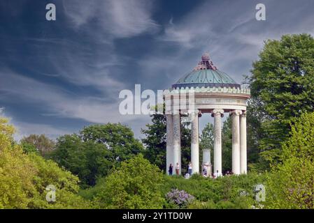 Munich, Bavière, Allemagne. Monopterus dans le jardin anglais de Munich. Sky Digital édité. 12 septembre 2018 Banque D'Images