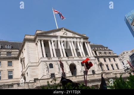 Drapeau de l'Union Jack survolant la Banque d'Angleterre, Threadneedle Street, Londres. Concept : taux de base, FTSE 100, taux hypothécaires, taux d'intérêt, le marché Banque D'Images