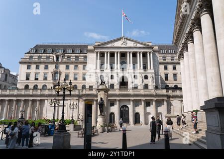 Visiteurs et touristes devant la Banque d'Angleterre, Threadneedle Street, Londres, Royaume-Uni. Concept : taux d'intérêt britanniques, transactions hypothécaires, banque centrale Banque D'Images