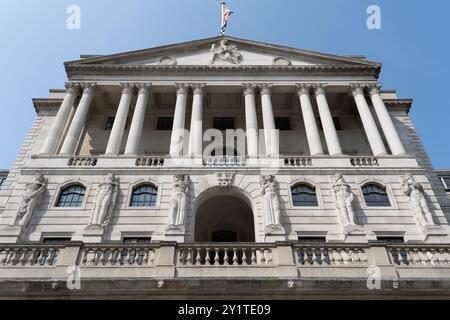 Regardant la façade de la Banque d'Angleterre, Threadneedle Street, Londres. Concept : marché baissier, récession, marché haussier, actions, économie Banque D'Images