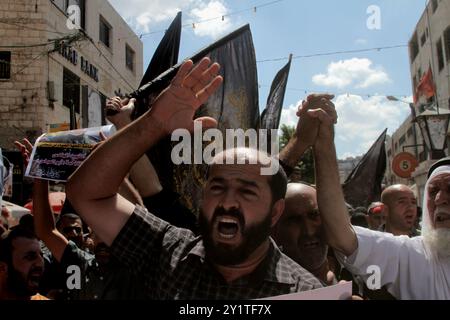 Les manifestants palestiniens crient des slogans lors d'une manifestation de solidarité avec les prisonniers palestiniens dans les prisons israéliennes, à Djénine, en Cisjordanie. Selon les chiffres palestiniens, environ sept mille prisonniers palestiniens sont actuellement détenus dans les prisons israéliennes. Banque D'Images