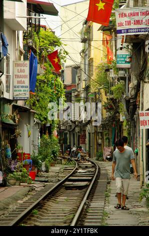 Chemin de fer de ville entre bâtiment à Hanoi. Banque D'Images