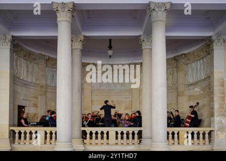 Karlovy Vary, République tchèque - 14 août 2024 : KSO Karlovy Vary Symphony Orchestra jouant un concert de colonnade à la Colonnade du moulin ou à la Mlynska Kolona Banque D'Images
