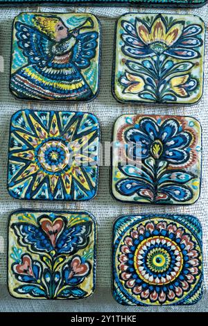 Carreau céramique. Carreaux de poêle en argile. Peinture de poterie. Décor ukrainien de cuisine Banque D'Images