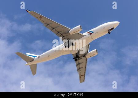 Gouvernement de la France Airbus A330-243 (Régl : F-UJCU) effectuant une approche interrompue sur la piste 13. Banque D'Images