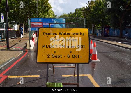 Londres, Royaume-Uni. 8 septembre 2024. Un site d'amélioration des conduites d'eau de la Tamise dans le centre de Londres. Plus d'un billion de litres d'eau ont été perdus à la suite de fuites par des compagnies d'eau en Angleterre et au pays de Galles l'an dernier, le plus grand volume de fuites provenant de Thames Water, selon les rapports. Crédit : Vuk Valcic/Alamy Live News Banque D'Images