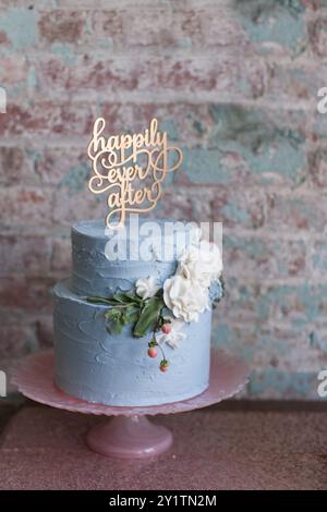 Gâteau de mariage à deux niveaux avec glaçage bleu. Heureusement toujours après signe de gâteau. Banque D'Images