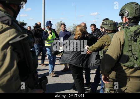 Qalqilya, Cisjordanie, Palestine. 06 janvier 2020. Des soldats israéliens affrontent des manifestants palestiniens lors d'une marche commémorative du Fatah et d'une manifestation près des villages de Nabi Ilyas et Izbat Al-Tabib, à l'est de Qalqilya. Les villages d'Izbat al-Tabib et de Nabi Elyas appartiennent au gouvernorat de Qalqilya et se trouvent du côté palestinien oriental du mur de séparation. La construction à proximité de la colonie israélienne d'Alfei Menashe et la construction israélienne de la barrière ont entraîné la confiscation massive de terres dans les villages, dont l'économie reposait principalement sur l'agriculture. Th Banque D'Images