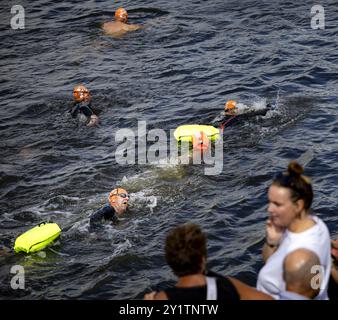 AMSTERDAM - la natation de la ville d'Amsterdam. L’organisation veut recueillir autant d’argent que possible pour la recherche scientifique sur la SLA et améliorer la qualité de vie des patients atteints de SLA. ANP RAMON VAN FLYMEN pays-bas OUT - belgique OUT Banque D'Images
