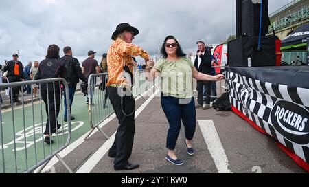 Brighton UK 8 septembre 2024 - des centaines de motocyclistes et de rockeurs à l'Ace Day Brighton Burn Up qui fait partie du 30ème anniversaire de l'événement Ace Cafe Reunion qui commence à Londres et se termine sur Madeira Drive à Brighton . Le week-end de 3 jours célèbre l'histoire et le patrimoine du célèbre Ace Cafe à Londres 25 ans après sa fermeture en 1969 avec la première réunion qui a eu lieu en 1994 à Londres et à Brighton : Credit Simon Dack / Alamy Live News Banque D'Images